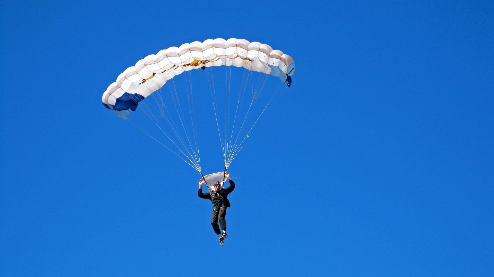 赛后相拥诠释兄弟情 雷霆社媒暖心瞬间见证哈腾与亚历山大赛场厚谊